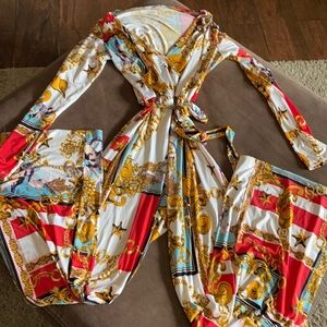 Beautiful jumpsuit only used once size m v neck with matching belt looks elegant